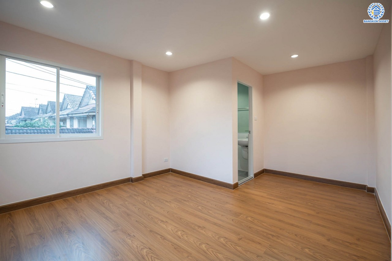 บ้านมือสองตกแต่งใหม่ โครงการ ดอนเมืองวิลล่า2 เพิ่มสิน บ้านแฝดหลังใหญ่ เนื้อที่ 39 ตร.ว. พื้นที่ใช้สอยเยอะถึง 240 ตร.ม. ฟังก์ชัน 3 ห้องนอน 2 ห้องน้ำ 1 ห้องอเนกประสงค์ จอดรถได้ 2 คัน บนทำเลเดินทางสะดวก เชื่อมต่อถ.สายไหม, ถ.พหลโยธิน ใกล้รถไฟฟ้าสายสีเขียว "สถานีสะพานใหม่" และทางด่วน "ฉลองรัช" รายล้อมด้วยสิ่งอำนวยความสะดวกครบครัน